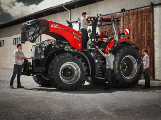 Case IH Magnum 405 med åpent panser under service