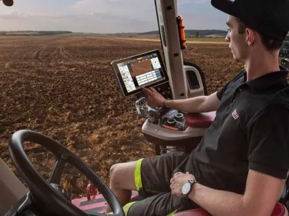 Fører i Case IH Magnum betjener AFS Pro-skjermen