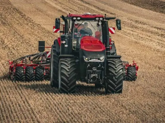 Case IH Magnum med radsåmaskin i halmstubb
