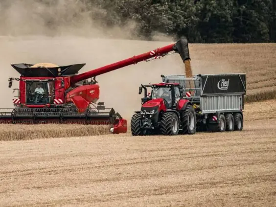 Case IH Magnum med kornhenger tar imot korn fra treskeren