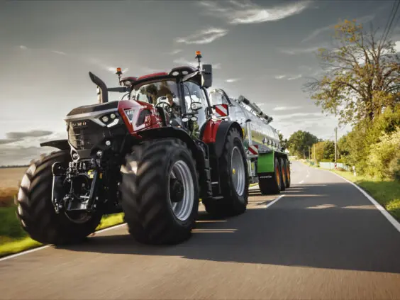 Case IH Optum 440 med gjødselvogn på landevei