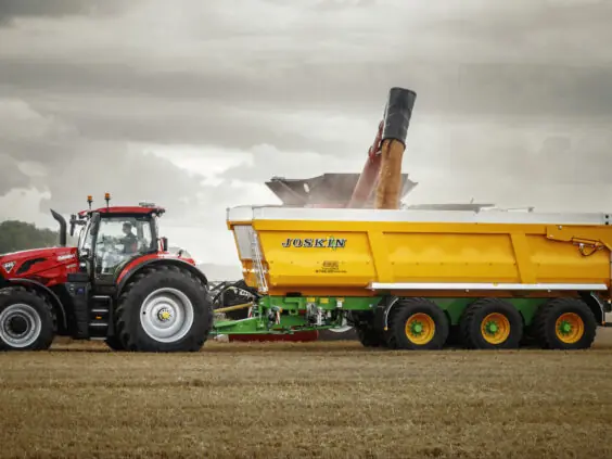 Case IH Optum 440 med kornhenger under tømming fra tresker