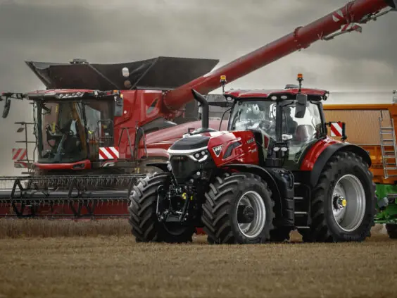 Case IH Optum 440 med kornhenger ved siden av tresker