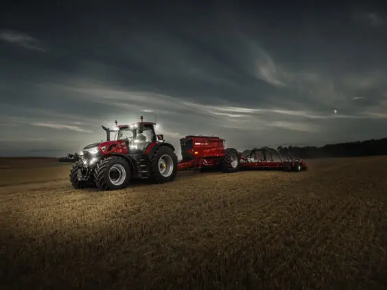 Case IH Optum 440 med såmaskin i skumringen