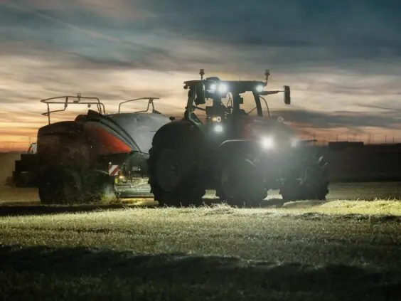 Case IH Optum med ballepresse i skumringen