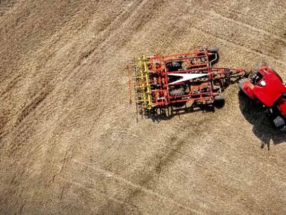 Case IH Optum med harv sett rett ovenfra