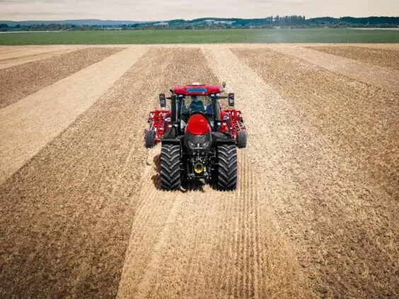 Case IH Optum med harv, sett bakfra fra lufta