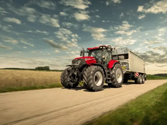 Case IH Puma 240 CVXDrive med henger på landevei