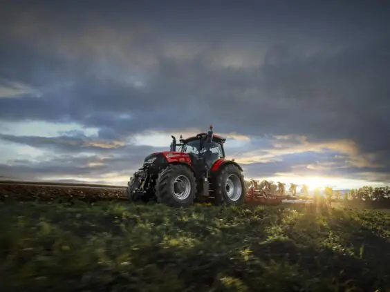 Case IH Puma 260 med plog i solnedgang