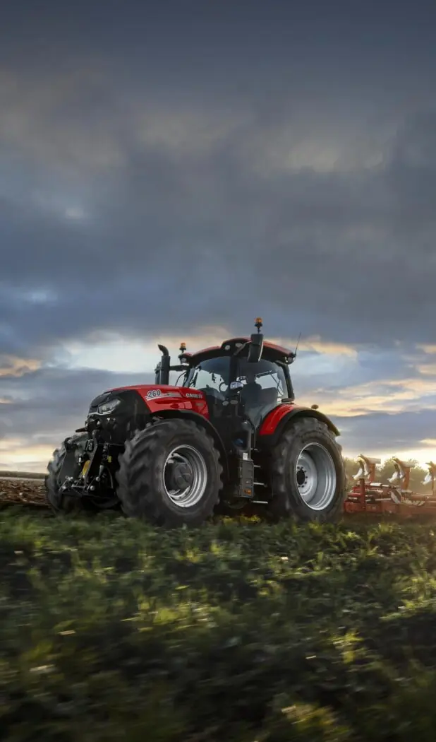 Case IH Puma 260 med plog i solnedgang