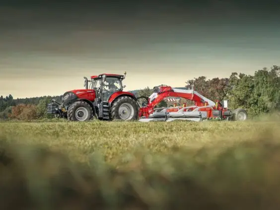 Case IH Puma med slåtteutstyr på eng