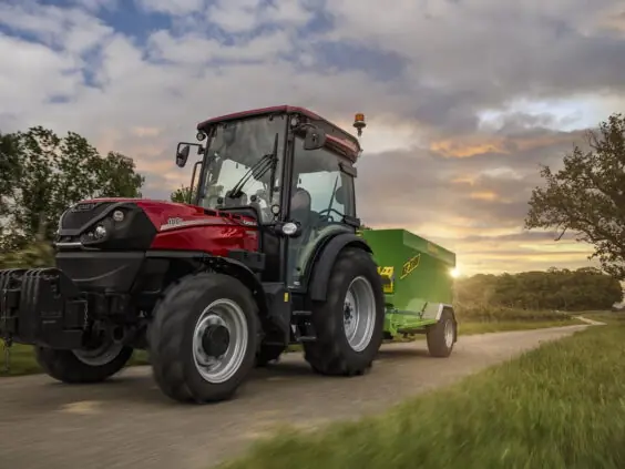 Case IH Quantum 100 F med gjødselspreder på gårdsvei