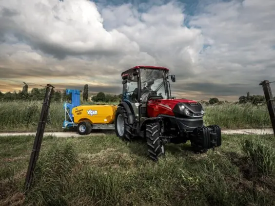 Case IH Quantum 100 F med tåkesprøyte ved åkerkanten