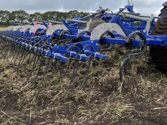 Gåsefotskjærene på DALBO Cultimax Eco arbeider i stubb