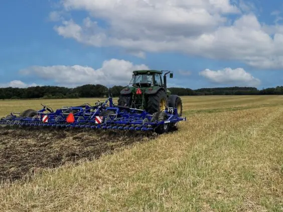 Traktor med DALBO Cultimax Eco i arbeid