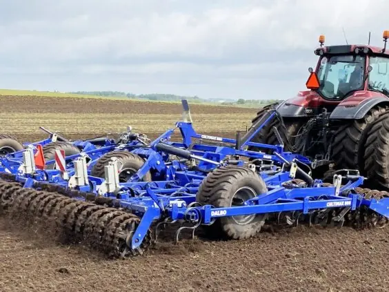 DALBO Cultimax utfoldet i full arbeidsbredde bak traktor