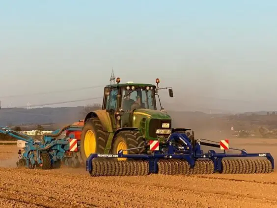 Traktor med DALBO Frontflex frontpakkevals i arbeid