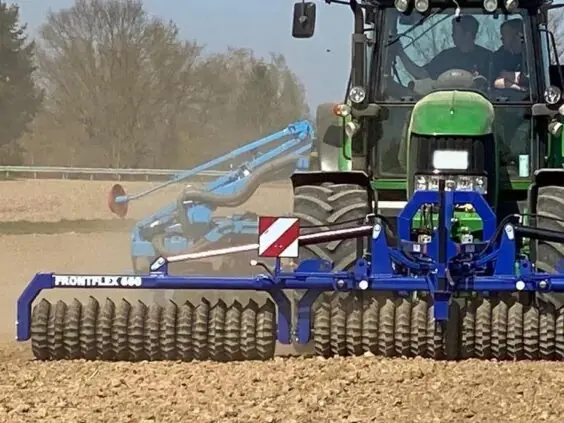 DALBO Frontflex montert i fronten på traktor