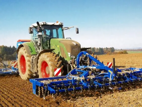 Traktor med DALBO Levelflex frontpakkevals i arbeid