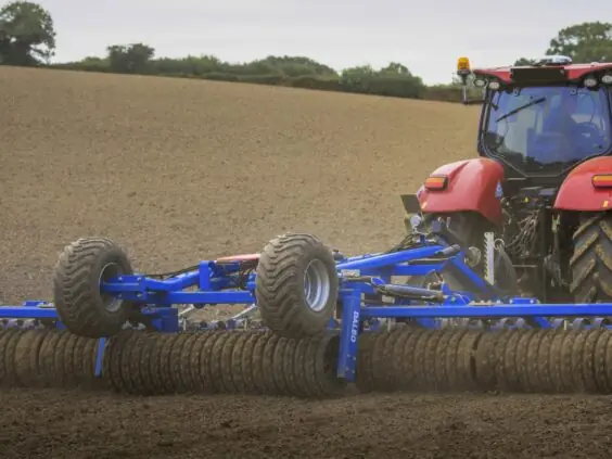 Traktor med DALBO Maxiroll systemvals i arbeid