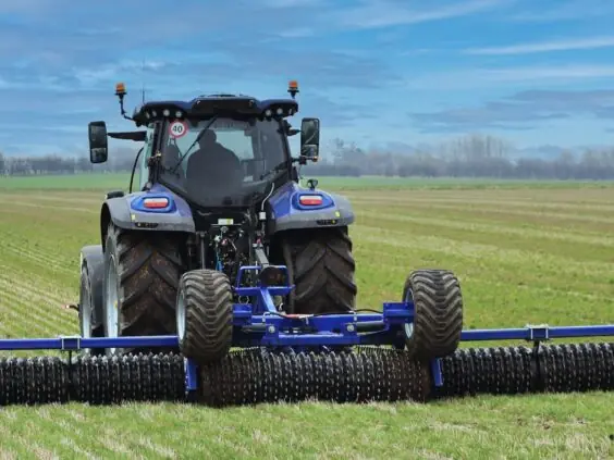 Traktor med DALBO Minimax vals i arbeid