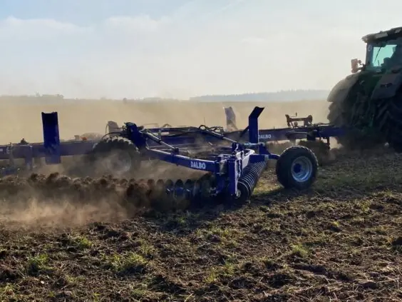 Traktor med DALBO Powerchain tallerkenkultivator i arbeid