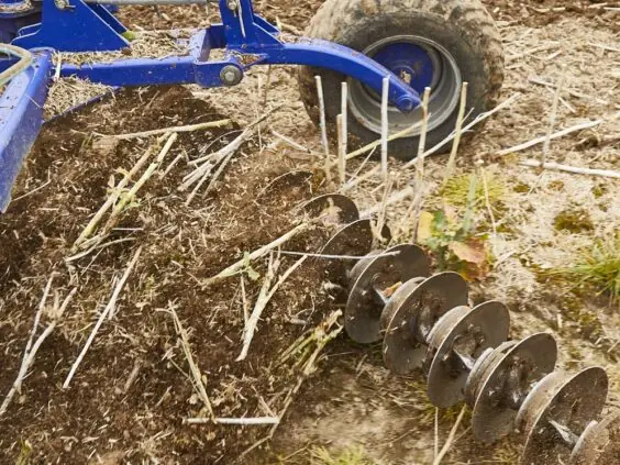 Tallerkenene på DALBO Powerchain kutter gjennom stubb