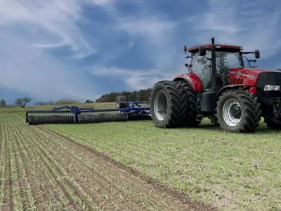 Traktor med DALBO Powerroll i arbeid