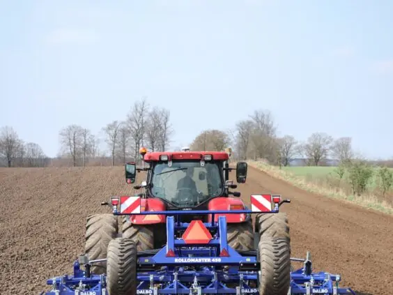 Traktor med DALBO Rollomaster i arbeid
