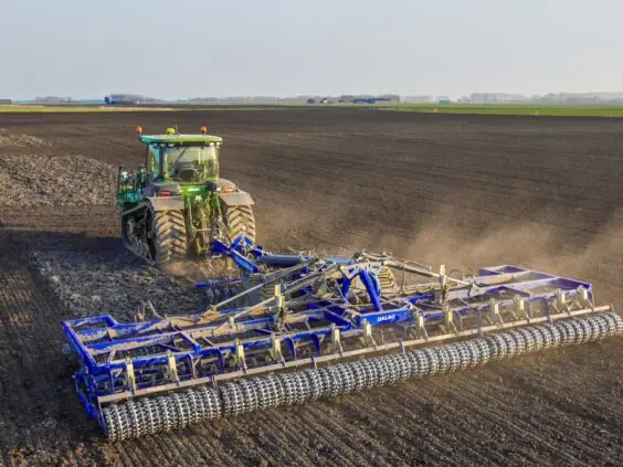 Traktor med DALBO Rollomaximum såbedsharv i arbeid