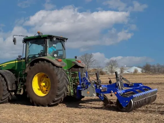 Traktor med DALBO Subsoiler dybdeharv i arbeid