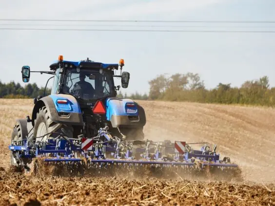 Traktor med DALBO Trimax Lift stubbekultivator i arbeid