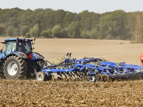 Traktor med DALBO Trimax Slept stubbekultivator i arbeid