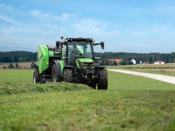 En grønn Deutz-Fahr Series 5D TTV traktor i arbeid på en grønn mark.
