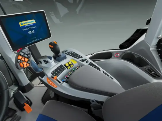 Moderne førerhusinteriør i en New Holland T7 Heavy Duty traktor med avansert kontrollpanel.