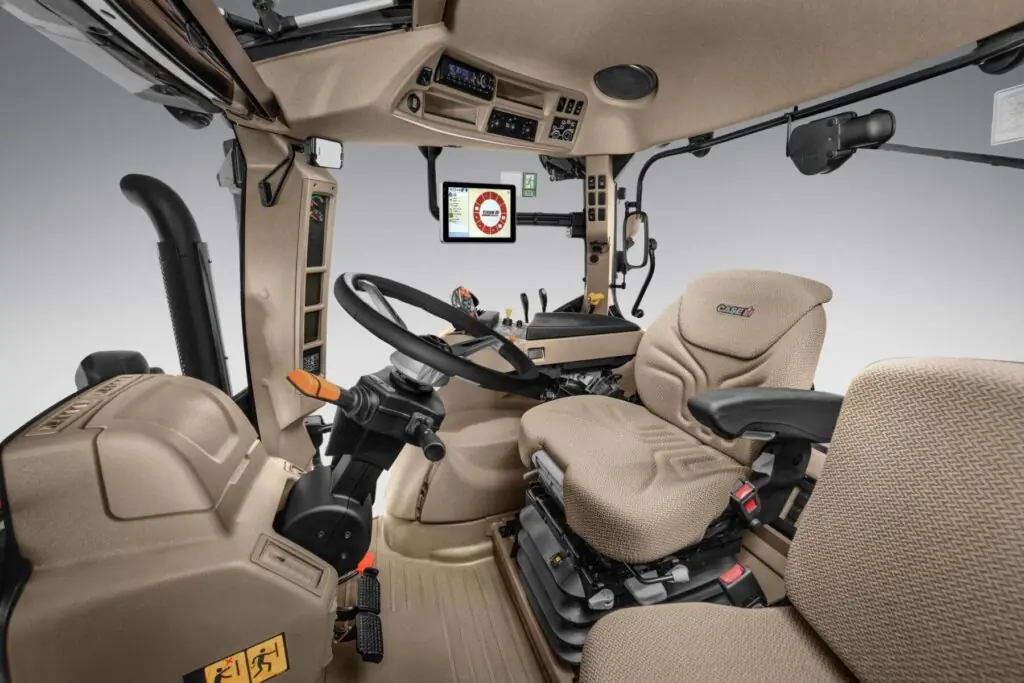 Moderne interiør i en Case IH traktor fra Vestrum-serien med ergonomisk førersete og kontrollpanel.