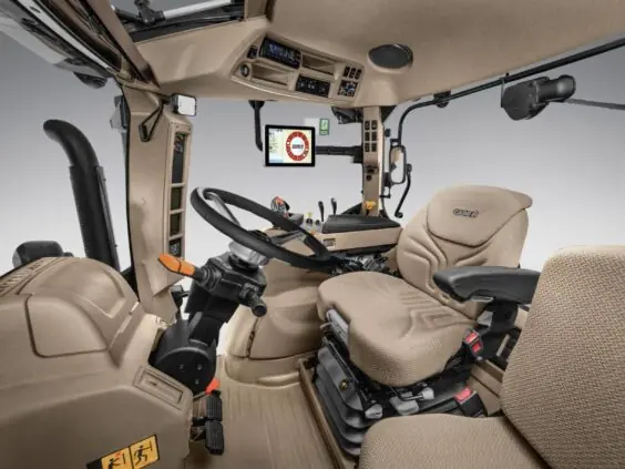 Moderne interiør i en Case IH traktor fra Vestrum-serien med ergonomisk førersete og kontrollpanel.
