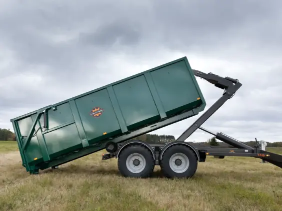 Palmse Trailer ML115S krokhenger med en grønn container i et åpent landskap.