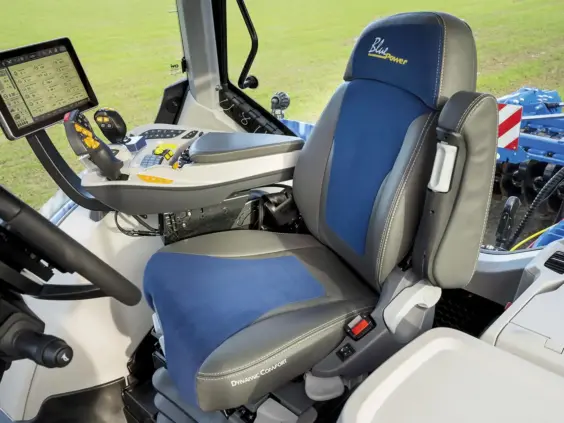Moderne interiør i New Holland T7 Heavy Duty med ergonomisk sete og avansert kontrollpanel.