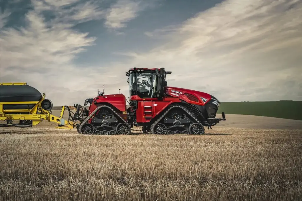 En rød Case IH Steiger 785 Quadtrac traktor med belter på en innhøstet åker.
