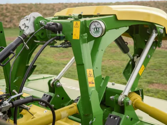 Detaljert bilde av festet til Krone EasyCut F 280 – F 320 slåmaskin i feltet.