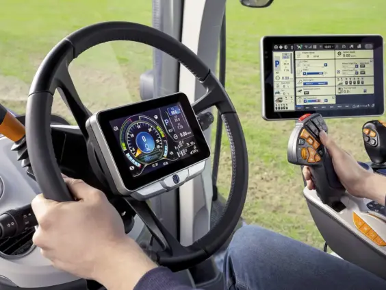 Moderne førerhus i en T7 Heavy Duty med avansert kontrollpanel og digitale instrumenter.