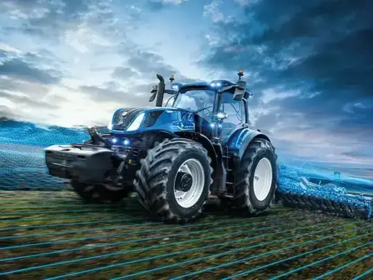 Blå New Holland T7 Heavy Duty traktor i et teknologisk landskap under en dramatisk himmel.