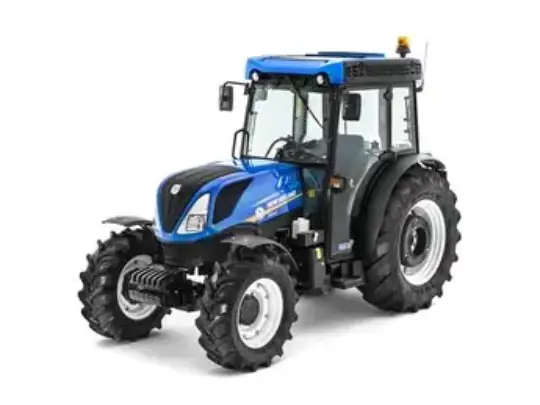 Blå New Holland T4.100F traktor med førerhytte på hvit bakgrunn.