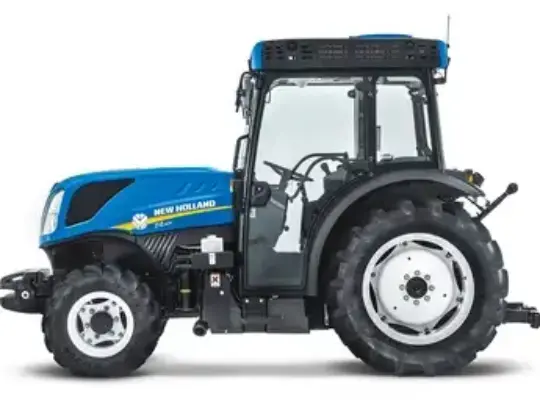 Blå New Holland T4.80V traktor for landbruk sett fra siden på hvit bakgrunn.