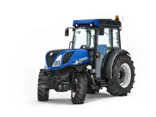 Blå New Holland T4.90N traktor isolert på hvit bakgrunn for landbruk.
