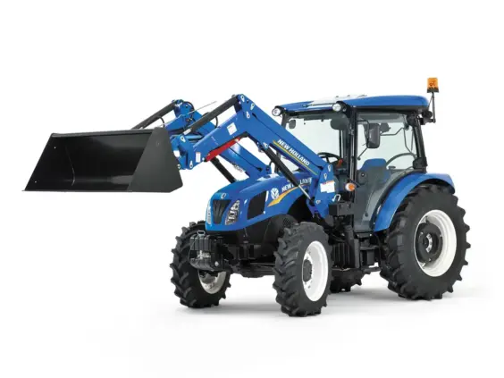 Blå New Holland T4S traktor med frontlaster og skuffe mot hvit bakgrunn.