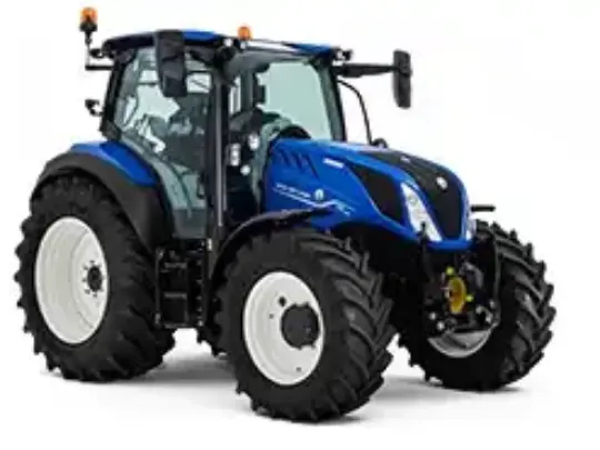 Blå New Holland T5.130 Dynamic Command traktor isolert på hvit bakgrunn.