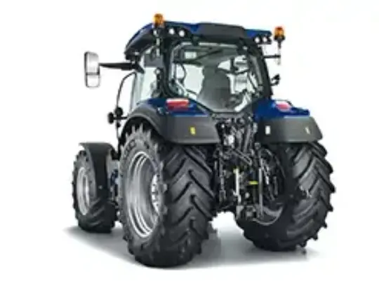 En moderne blå New Holland T5.140 Auto Command traktor sett bakfra på hvit bakgrunn.