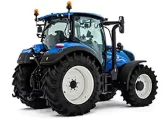 En blå New Holland T5.140 Dynamic Command traktor sett fra siden mot hvit bakgrunn.